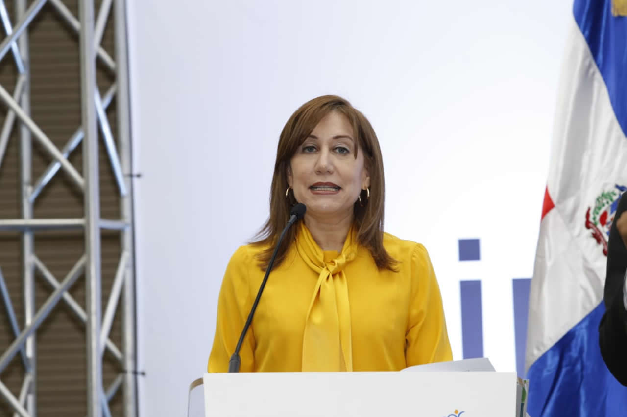 Catalina Andújar, Representante de la OEI en la RD, de pie en podium se dirige a los asistentes